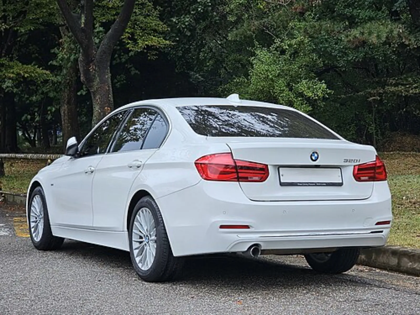 BMW 320i — 3